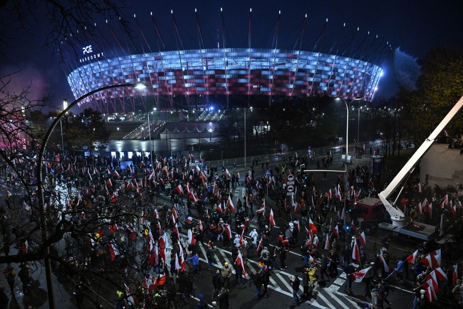 Uczestnicy marszu zbliżają się do błoń Stadionu Narodowego /Radek Pietruszka /PAP