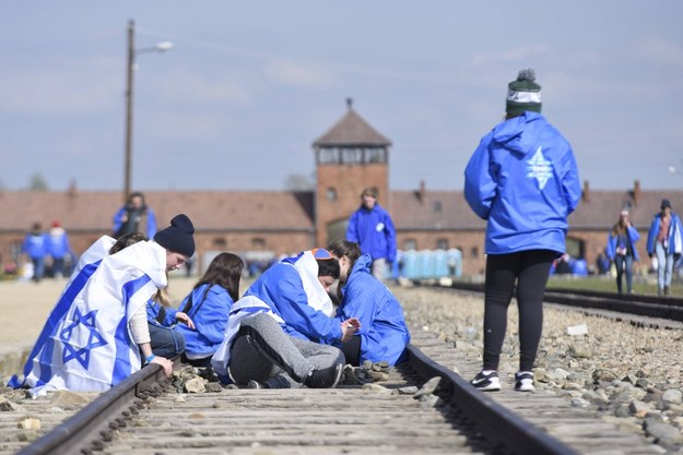 Uczestnicy Marszu Żywych w Oświęcimiu /PAP/Abaca