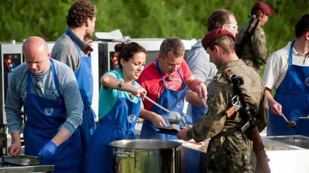 Gotowanie w ekstremalnych warunkach Uczestnicy "MasterChef" tym razem gotują dla żołnierzy /fot /materiały prasowe