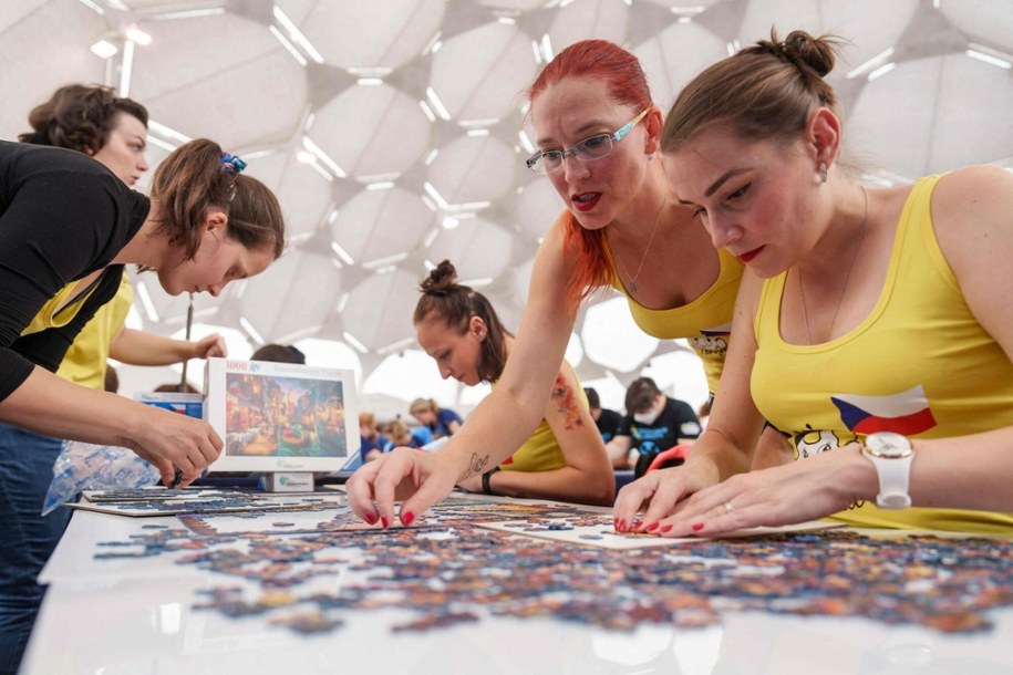 Uczestnicy mistrzostw świata w układaniu puzzli w 2024 r. /CESAR MANSO/AFP /East News