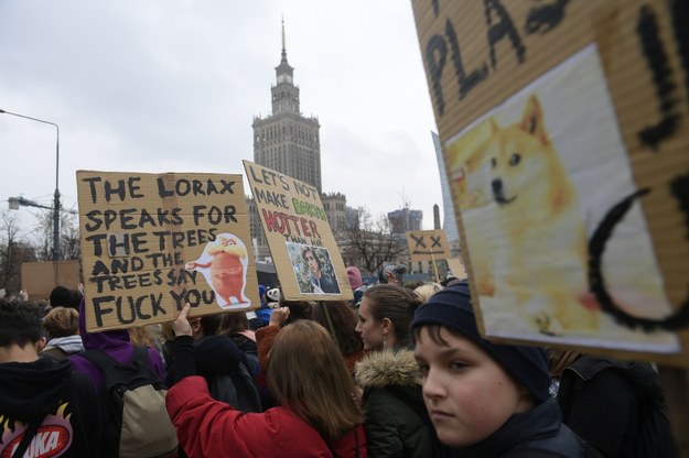 Uczestnicy Młodzieżowego Strajku Klimatycznego, pod hasłem "Dosyć słów, teraz czyny!", idą ulicami Warszawy / 	Marcin Obara  /PAP