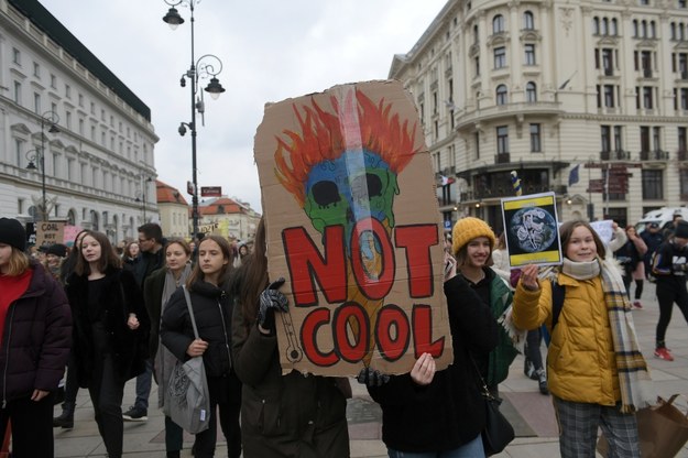 Uczestnicy Młodzieżowego Strajku Klimatycznego, pod hasłem "Dosyć słów, teraz czyny!", idą ulicami Warszawy / 	Marcin Obara  /PAP