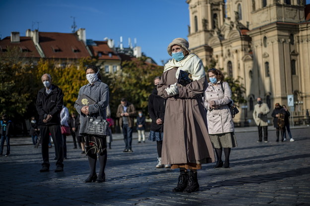 Uczestnicy mszy celebrowanej na świeżym powietrzu w Pradze zachowywali dystans społeczny i zakrywali usta oraz nos /Martin Divisek /PAP/EPA