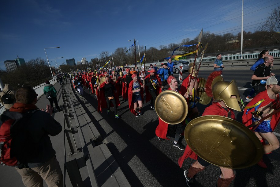 Uczestnicy na trasie biegu / 	Marcin Obara  /PAP