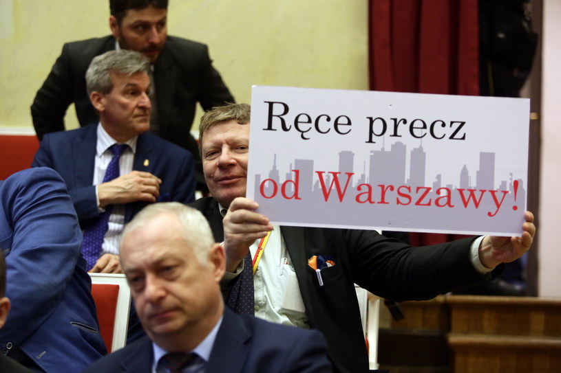 Uczestnicy nadzwyczajnego posiedzenia Rady m.st. Warszawy w Pałacu Kultury i Nauki /Tomasz Gzell /PAP