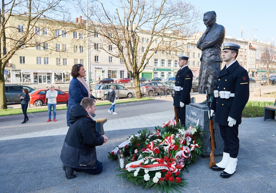 Uczestnicy obchodów zapalają znicze przed pomnikiem Anny Walentynowicz w Gdańsku /Adam Warżawa /PAP