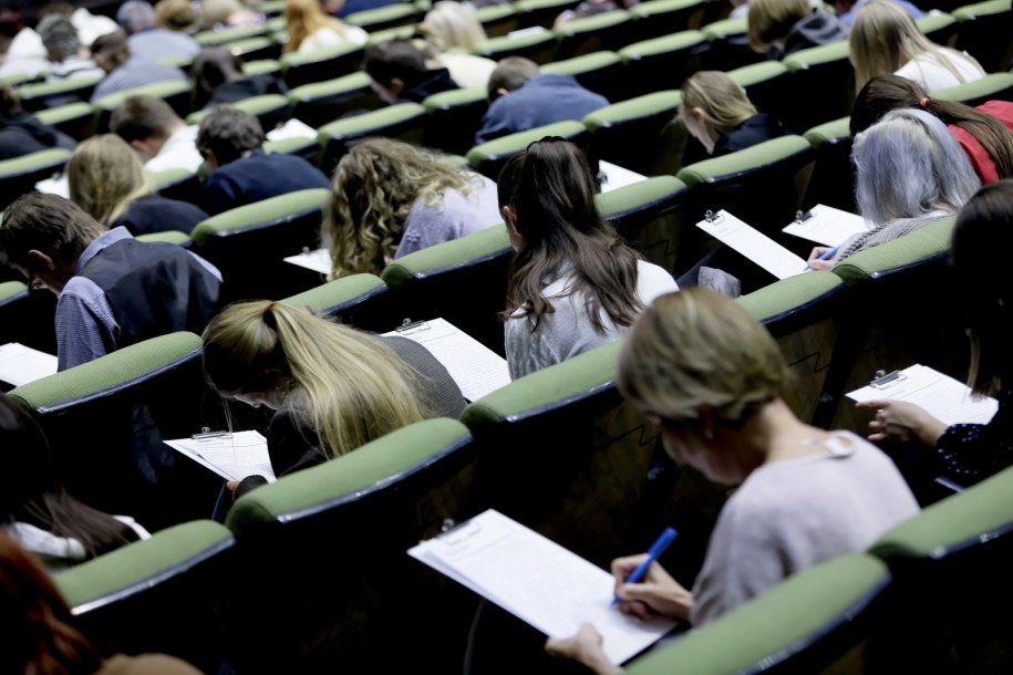 Uczestnicy ogólnopolskiego dyktanda w Katowicach /Tomasz Wiktor /PAP