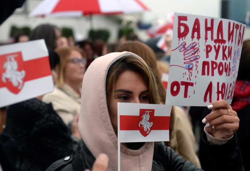 Uczestnicy opozycyjnego protestu na Białorusi /STRINGER /PAP/EPA
