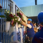 Uczestnicy organizowanych przez "Solidarność" uroczystości złożyli kwiaty pod bramą Stoczni