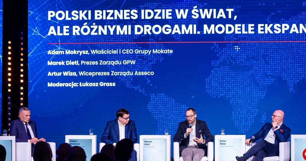 Uczestnicy panelu, od lewej: Łukasz Grass, dziennikarz biznesowy, moderator, Adam Mokrysz - Właściciel i CEO Grupy Mokate, Marek Dietl Prezes Zarządu GPW i Artur Wiza Wiceprezes Zarządu Asseco Poland. /materiały prasowe