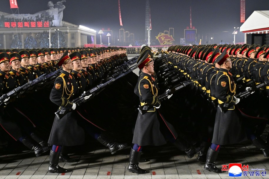 Uczestnicy parady /KCNA /PAP/EPA