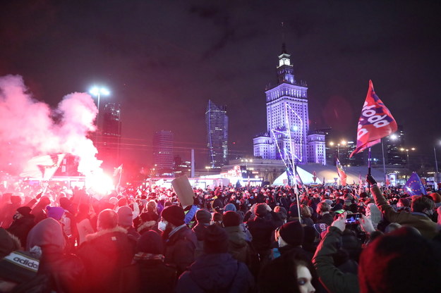 Uczestnicy piątkowego protestu w Warszawie / 	Leszek Szymański    /PAP