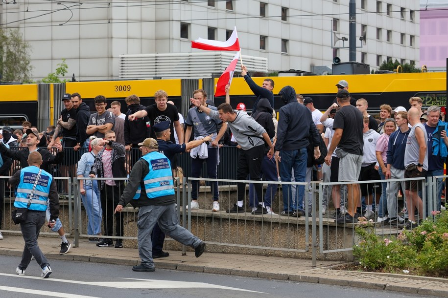 Uczestnicy pikiety antyimigranckiej w Warszawa /PAP/Paweł Supernak /PAP/EPA