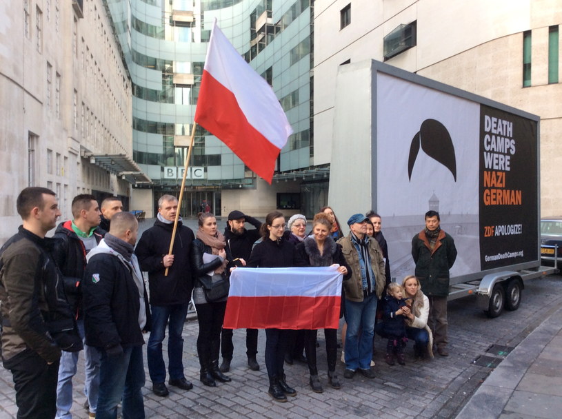 Uczestnicy pikiety przy mobilnym billboardzie z napisem "Death Camps Were Nazi German" przed siedzibą BBC w Londynie /Jakub Krupa /PAP