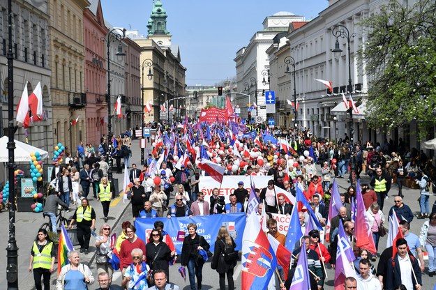 Uczestnicy pochodu, który przeszedł w ubiegłym roku w stolicy pod hasłem "Pokój, praca, bezpieczeństwo" ulicami Warszawy /Piotr Nowak /PAP
