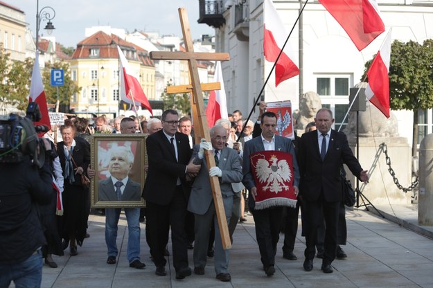 Uczestnicy porannych uroczystości 89 miesięcznicy smoleńskiej w drodze przed Pałac Prezydencki /Bartek Zborowski /PAP