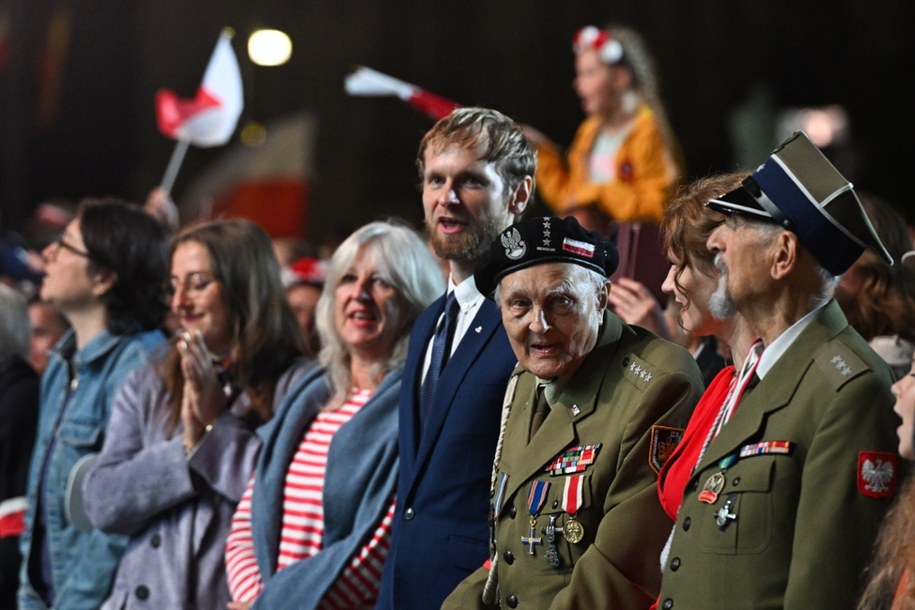 Uczestnicy powstania Jan Witkowski (P) i Janusz Walendzik ps. Czarny (2P) podczas koncertu "Warszawiacy śpiewają (nie)zakazane piosenki" /Radek Pietruszka /PAP