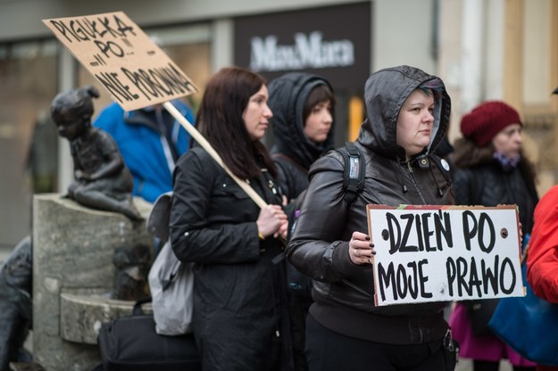 Uczestnicy protestu "Antykoncepcja jest OK!" zorganizowanego przez Dziewuchy Łódź /	Grzegorz Michałowski   /PAP