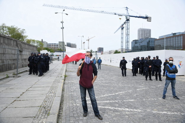 Uczestnicy protestu i policjanci / 	Radek Pietruszka   /PAP
