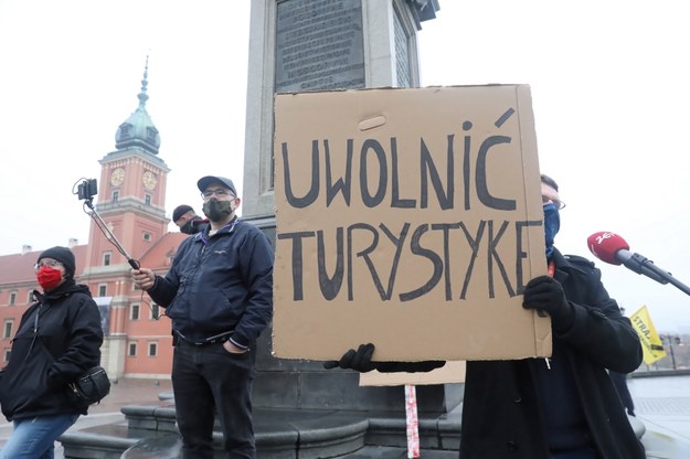 Uczestnicy protestu na placu Zamkowym w Warszawie / 	Tomasz Gzell    /PAP