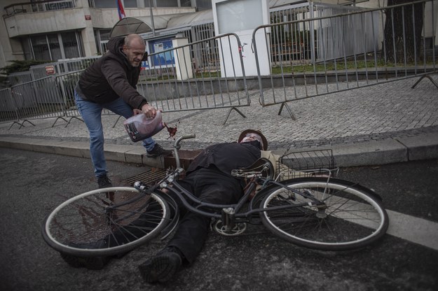 Uczestnicy protestu odwzorowali obrazy znane ze zdjęć z Buczy /Martin Divisek /PAP/EPA