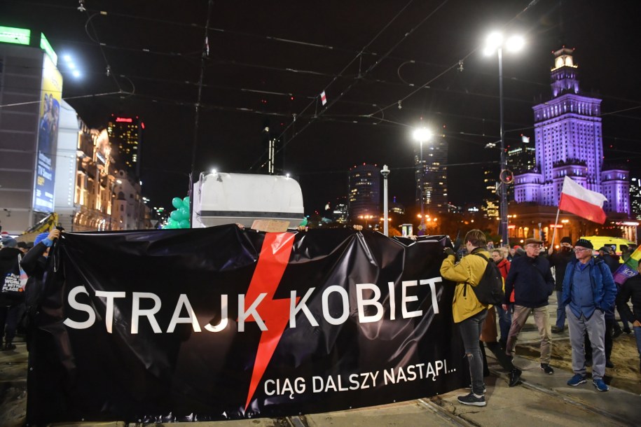 Uczestnicy protestu Ogólnopolskiego Strajku Kobiet pod hasłem „Bronimy życia kobiet w Polsce” /Radek Pietruszka /PAP