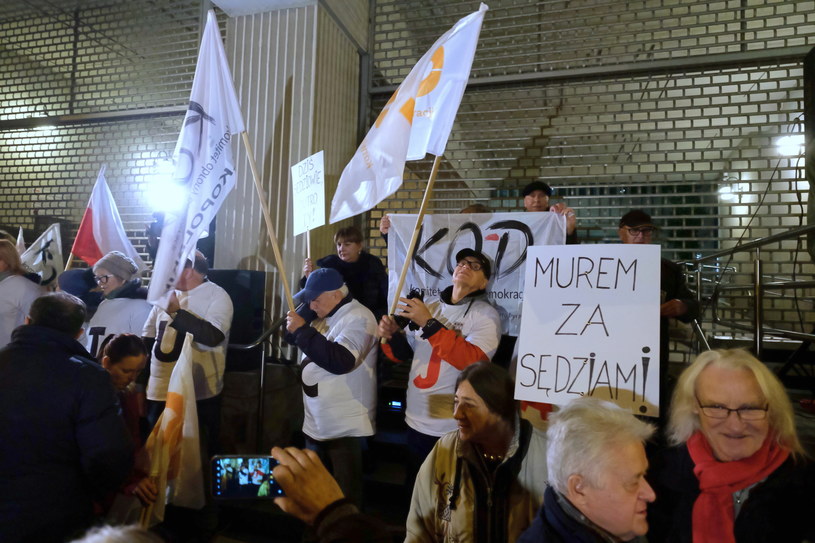 Uczestnicy protestu pod hasłem „Dziś sędziowie - jutro Ty”, przeciwko nowelizacji ustawy o ustroju sądów powszechnych i Sądzie Najwyższym, jaki odbył się 18 grudnia przed siedzibą Sądu Okręgowego w Poznaniu /PAP