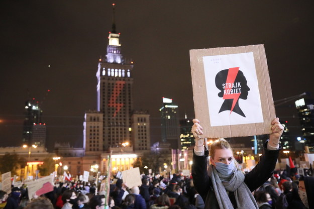 Uczestnicy protestu pod hasłem "Na Warszawę!" w centrum stolicy w piątek / 	Leszek Szymański    /PAP