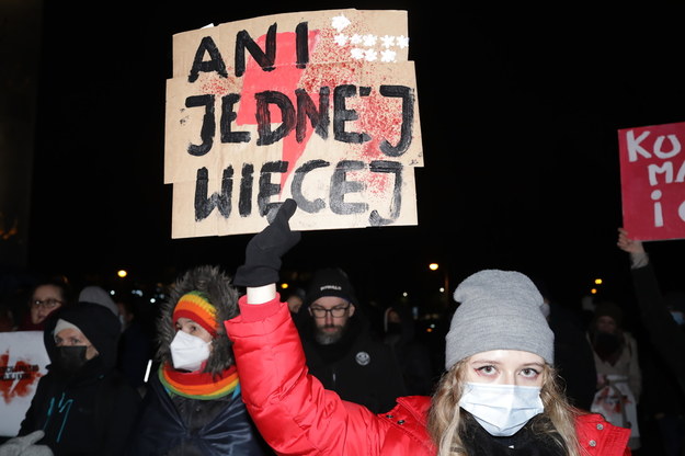 Uczestnicy protestu pod hasłem "Nie chciej, Polsko, mojej krwi. Zakaz aborcji? To wy będziecie siedzieć. Ostrzeżenie poszło" /Albert Zawada /PAP