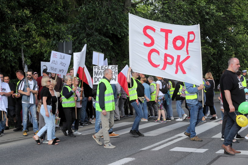 Uczestnicy protestu przeciwko budowie CPK /Roman Zawistowski /PAP
