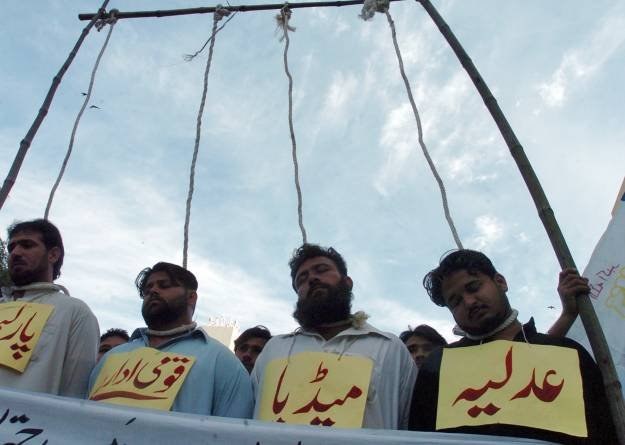 Uczestnicy protestu przeciwko łamaniu praw człowieka w Pakistanie, marzec 2007 /Getty Images/Flash Press Media