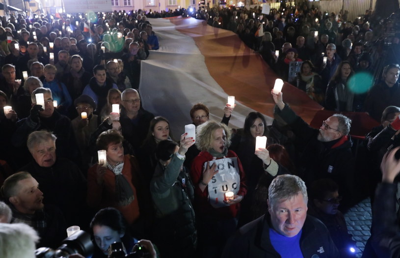 Uczestnicy protestu przeciwko ustawom ws. sądów przed Sądem Najwyższym w Warszawie /Tomasz Gzell /PAP