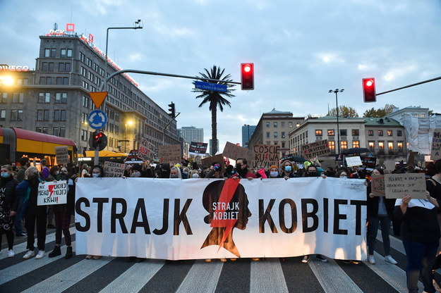 Uczestnicy protestu przeciwko wyrokowi Trybunału Konstytucyjnego, zaostrzającemu prawo aborcyjne, blokują ulice Warszawy, 26 października / 	Radek Pietruszka   /PAP