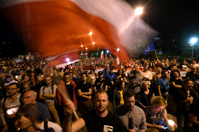 Uczestnicy "Protestu przeciwko zamachowi PiS na sądy" zorganizowanego przez Platformę Obywatelską przed Pałacem Prezydenckim /PAP