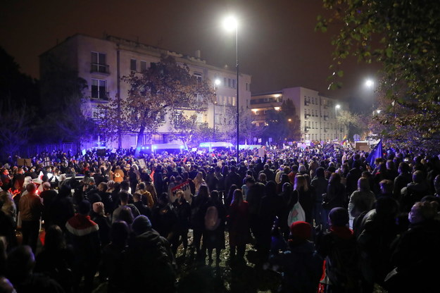 Uczestnicy protestu przeciwko zaostrzeniu prawa aborcyjnego przed willą rządową przy ulicy Parkowej w Warszawie / 	Leszek Szymański    /PAP