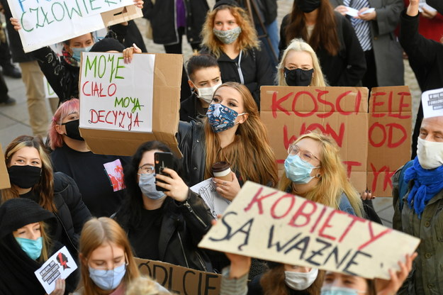 Uczestnicy protestu przeciwko zaostrzeniu prawa aborcyjnego przed kościołem Świętego Krzyża w Warszawie /Piotr Nowak /PAP