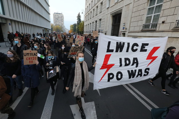 Uczestnicy protestu przeciwników zaostrzenia prawa aborcyjnego w okolicach Sejmu w Warszawie /Paweł Supernak /PAP