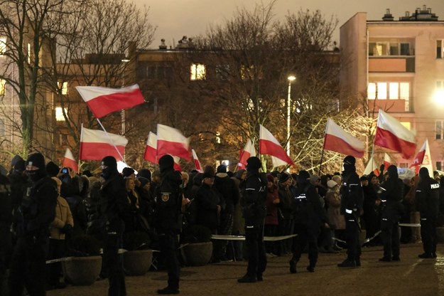 Uczestnicy protestu przed budynkiem TVP przy ulicy Woronicza w Warszawie /Kalbar  /PAP