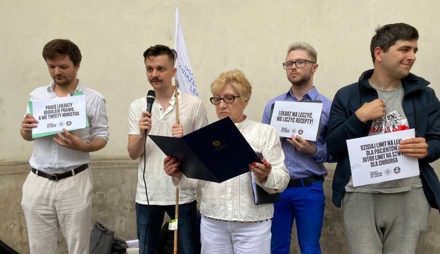 Uczestnicy protestu przed gmachem resortu zdrowia /Mariusz PIekarski /RMF FM