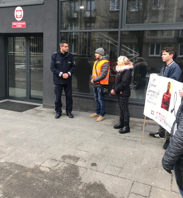 Uczestnicy protestu przed komendą policji /Marcin Buczek /RMF FM