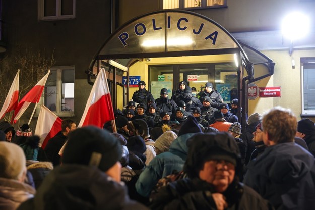 Uczestnicy protestu przed Komendą Rejonową Policji przy ul. Grenadierów w Warszawie /Rafał Guz /PAP