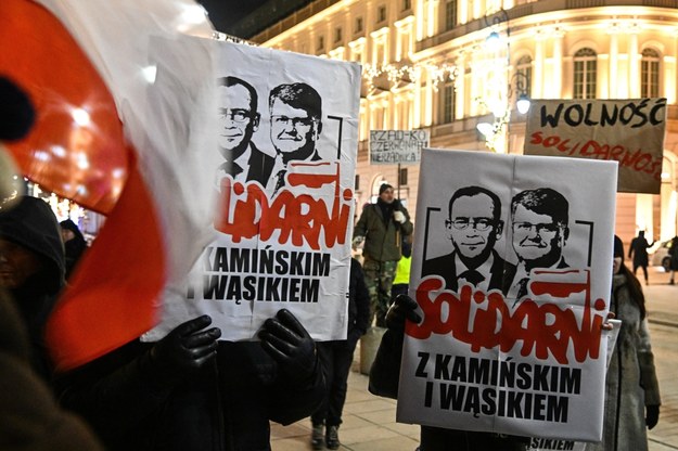 Uczestnicy protestu przed Pałacem Prezydenckim /Radek Pietruszka /PAP