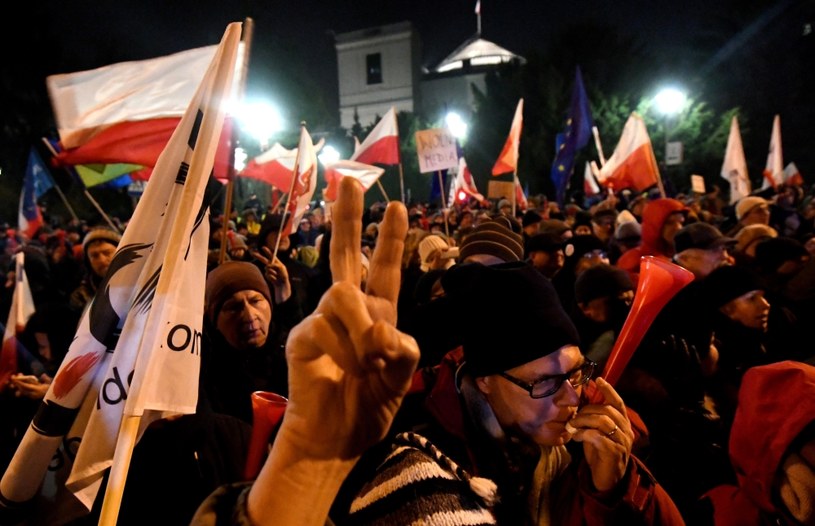Uczestnicy protestu przed Sejmem /Bartłomiej Zborowski /PAP
