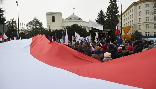 Uczestnicy protestu przed Sejmem /PAP/Radek Pietruszka    /PAP