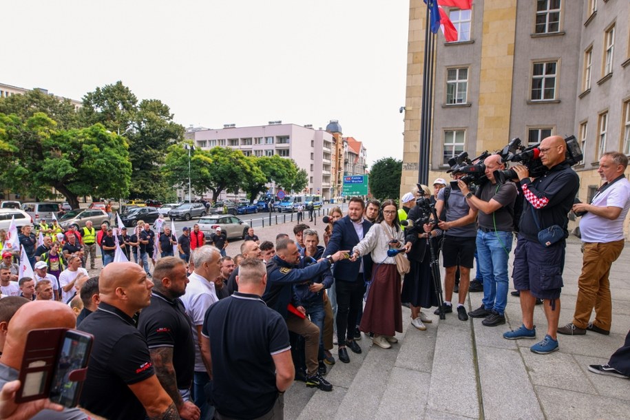 Uczestnicy protestu przed Urzędem Wojewódzkim w Katowicach, 21 sierpnia 2025. /Kasia Zaremba /PAP