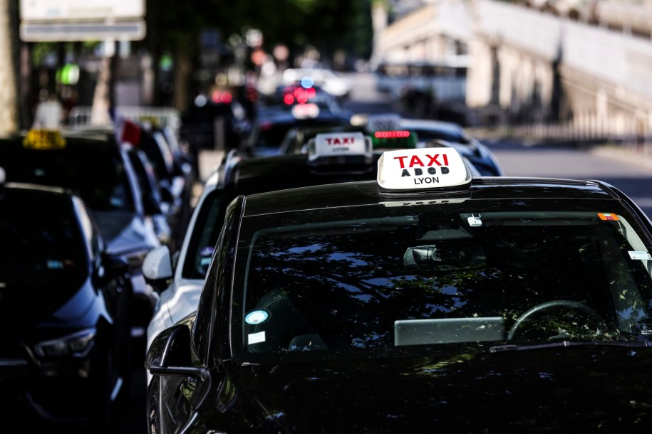 Uczestnicy protestu taksówkarzy /Teresa Suarez /PAP/EPA