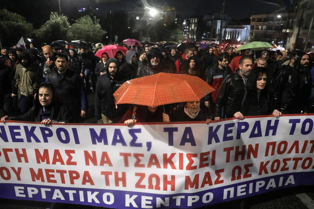 Uczestnicy protestu w Atenach /George Vitsaras /PAP/EPA