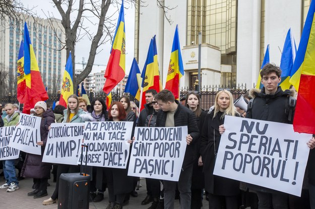 Uczestnicy protestu w Kiszyniowie /DUMITRU DORU /PAP/EPA