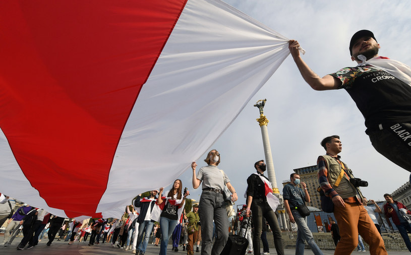 Uczestnicy protestu w Mińsku niosą biało-czerwono-białą flagę, zdjęcie z 4.10.2020 /SERGEI SUPINSKY / AFP /AFP