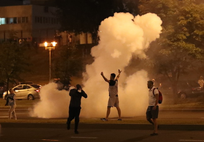 Uczestnicy protestu w Mińsku /TATYANA ZENKOVICH  /PAP/EPA